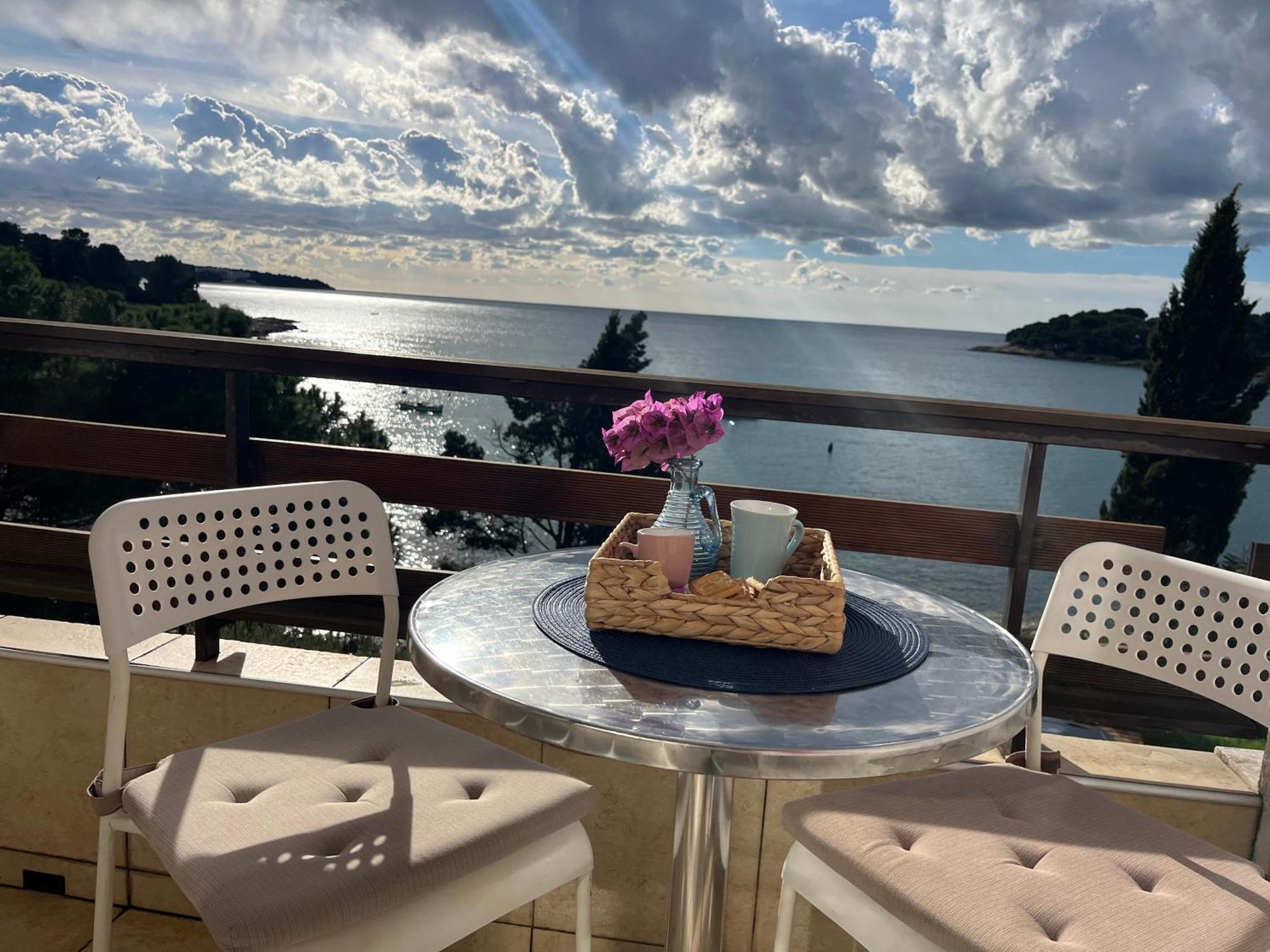 Apartment With A Sea View Pula Exterior photo